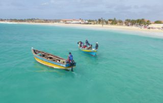 Fischerboote vor dem Strand in Sal, Kapverdische Inseln